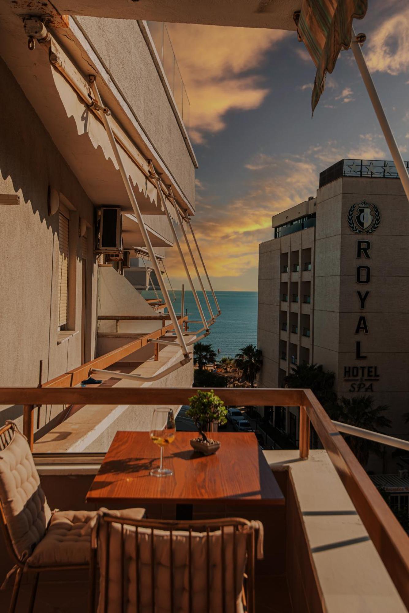 Vivi'S Seaside Apartment Дуррес Экстерьер фото