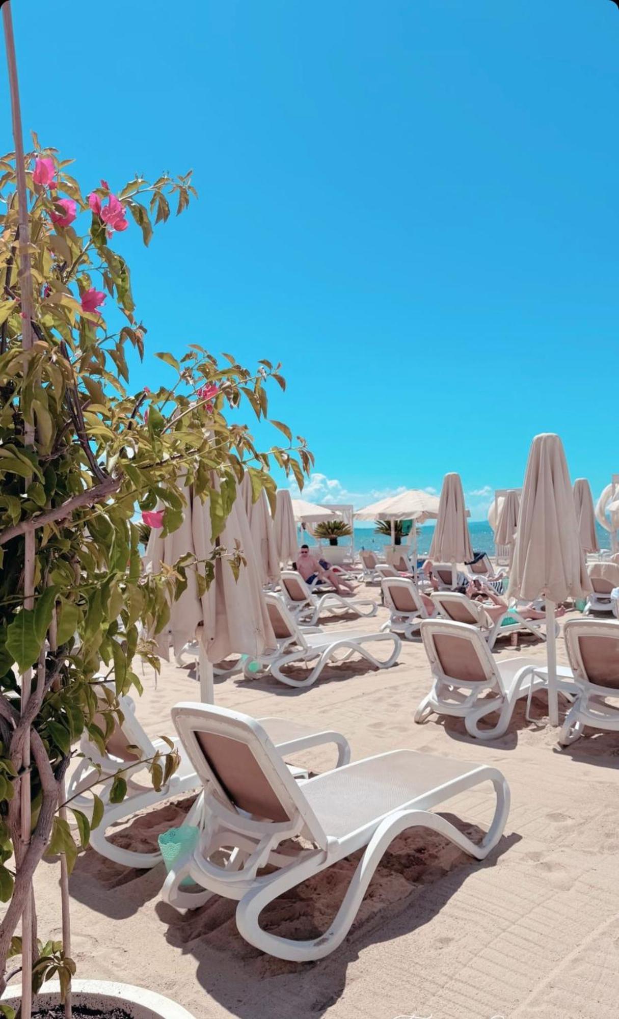 Vivi'S Seaside Apartment Дуррес Экстерьер фото